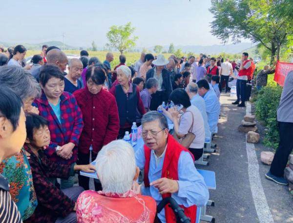 浦发银行郑州分行携手专业医疗团队赴界地村开展公益义诊 健康助力乡村振兴